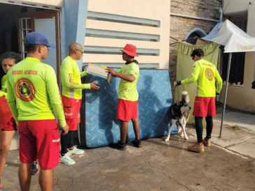 Las autoridades en Puerto Vallarta continúan con la asistencia a las personas afectadas por la tormenta del domingo. FACEBOOK / Protección Civil y Bomberos Puerto Vallarta