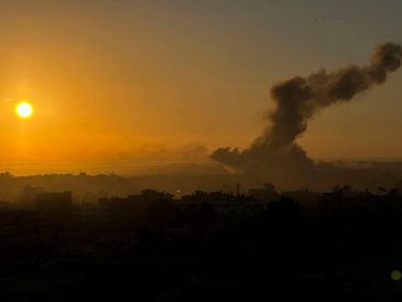 En un comunicado, el Ejército israelí dijo que detectó a varias personas "cruzando la línea amarilla y acercándose a las tropas" en el norte de Gaza, lo que calificó como "una violación del acuerdo". EFE/A. Awad