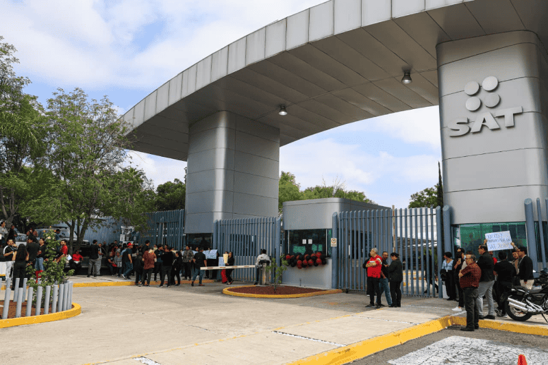 Trabajadores del SAT se manifiestan en las oficinas ubicadas en avenida Guillermo González Camarena. EL INFORMADOR / J. Acosta