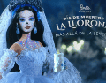 Esta Barbie edición premium luce envuelta en un vestido de delicado encaje blanco, con un fondo azul que logra distinguirse entre las capas y el corsé. CORTESÍA/ Mattel