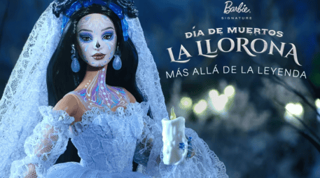 Esta Barbie edición premium luce envuelta en un vestido de delicado encaje blanco, con un fondo azul que logra distinguirse entre las capas y el corsé. CORTESÍA/ Mattel