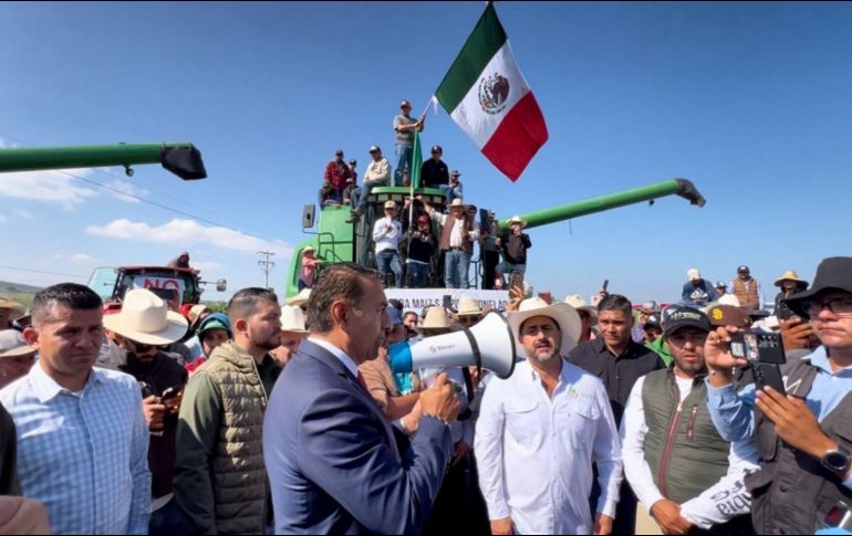 El secretario de Gobierno de Jalisco, Salvador Zamora (centro), sostuvo un acercamiento con los productores de maíz que bloquearon la Carretera Guadalajara-Morelia, con quienes acordó la liberación de la vía. Sin embargo, advirtieron que volverán a bloquearla si la Federación los ignora.ESPECIAL
