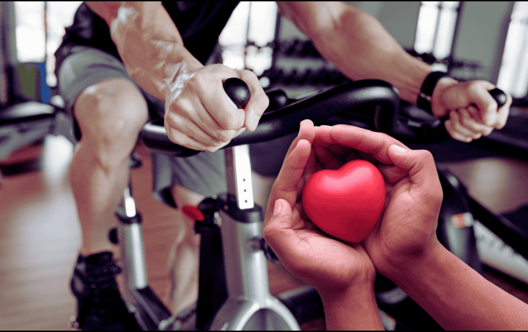 El ejercicio con bicicleta fija mejora el ritmo cardiovascular, entre otros beneficios. ESPECIAL / CANVA