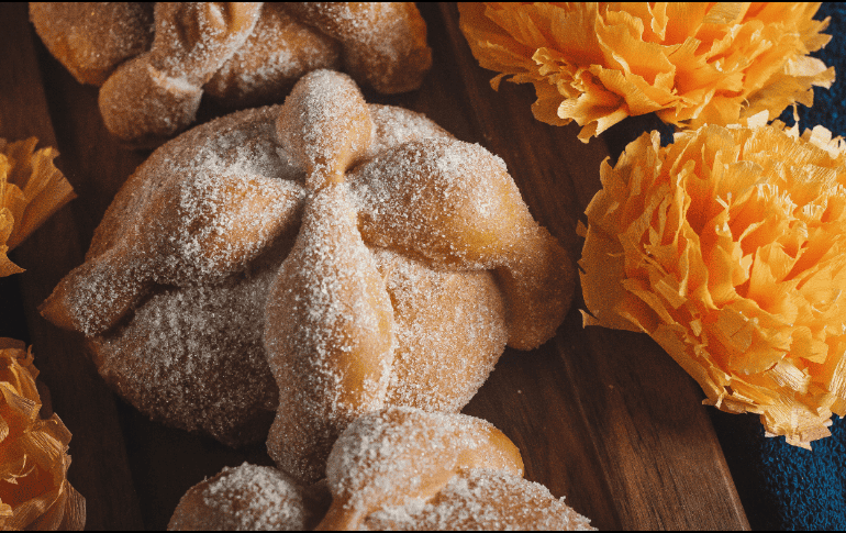 El pan de muerto proviene de culturas prehispánicas como los mexicas y aztecas, quienes utilizaban este pan para honrar a sus difuntos. ESPECIAL