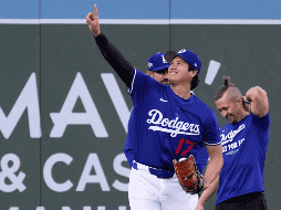 Shohei Ohtani, de los Dodgers, calienta durante el entrenamiento de cara al tercer juego de la Serie de Campeonato de la Liga Nacional en contra de Milwaukee. AP / M. J. Terrill