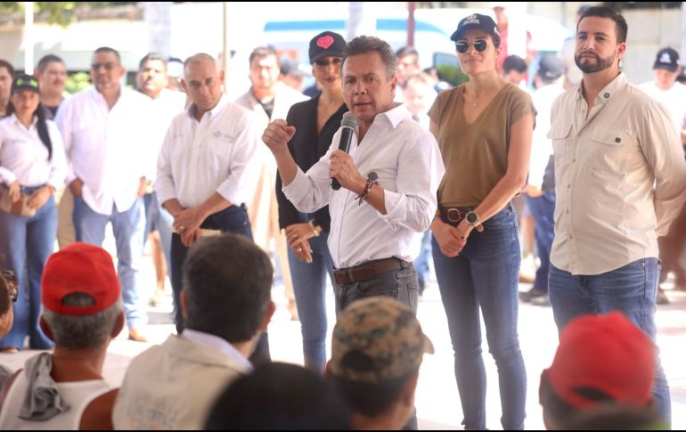 Posterior a la entrega de apoyos, Lemus Navarro realizó un recorrido por la colonia Las Palmas, donde el agua alcanzó hasta el metro y medio de altura en algunas viviendas. CORTESÍA