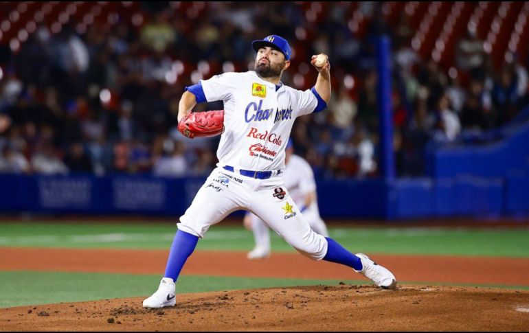 El momento más esperado llegó con la presentación de los Charros de Jalisco, desatando una ola de aplausos, gritos y banderas ondeando por todo el estadio. CORTESÍA/ CHARROS DE JALISCO.