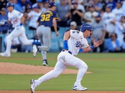 Tommy Edman corre después de batear un hit, al fondo Will Smith va hacia home para marcar la carrera de la victoria. EFE/A. Dinner