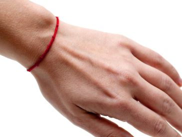 Llevar una pulsera roja va más allá de una tendencia estética: representa protección, fe y energía positiva.  CANVA