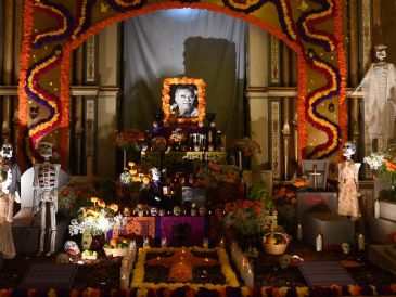 El altar de Día de Muertos no solo es tradición; refleja nuestra cultura y simboliza el recuerdo y homenaje a quienes ya no están. NOTIMEX/ARCHIVO