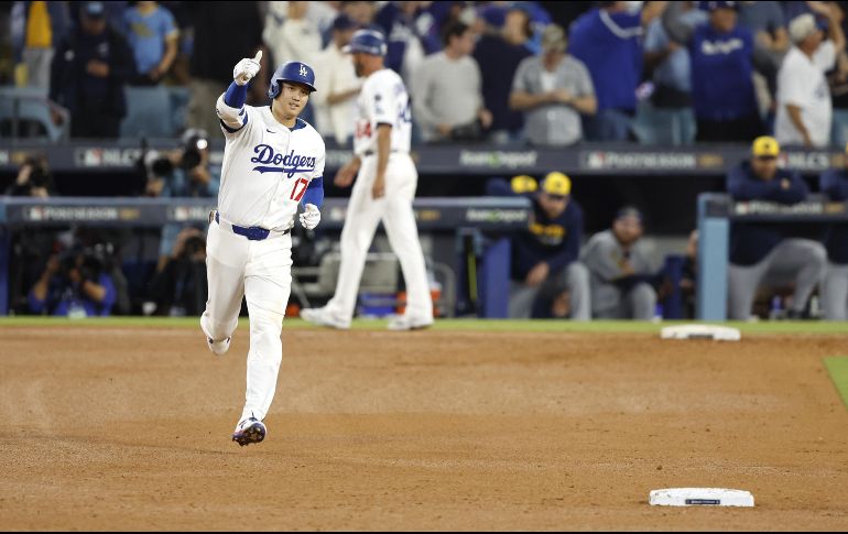 Ohtani conectó tres jonrones y lanzó durante seis entradas, en las que logró 10 ponches sin permitir una sola carrera. EFE / C. Brehman