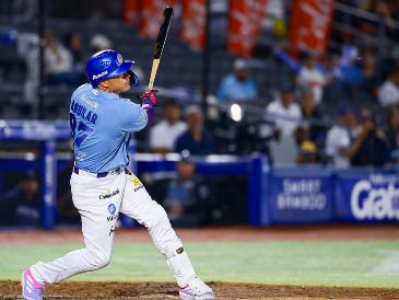 José Aguilar pegó un triple productor de dos carreras en la séptima entrada. CORTESÍA/Charros de Jalisco