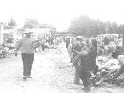 La gente que participa en el tianguis de Santiago Tianguistenco utiliza la leña como el principal producto de trueque. CORTESÍA/Ricardo Ortega González