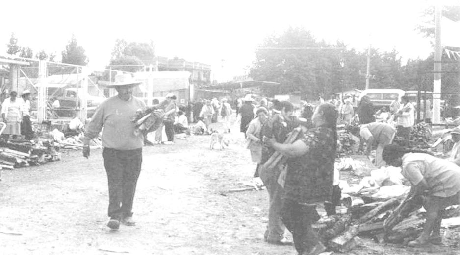 La gente que participa en el tianguis de Santiago Tianguistenco utiliza la leña como el principal producto de trueque. CORTESÍA/Ricardo Ortega González