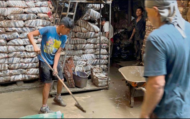En Veracruz, las lluvias afectaron al Mercado de Abastos, dañando grandes cantidades de víveres. EL UNIVERSAL