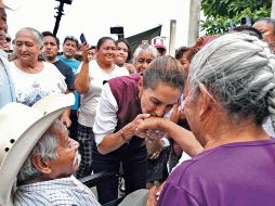 La Presidenta estuvo cerca de las personas que se encuentran en los refugios temporales de la comunicad de El Carrizal, Pantepec, Puebla. EFE