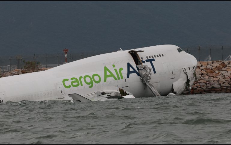 El incidente provocó el cierre temporal de la pista norte del Aeropuerto Internacional de Hong Kong, considerada esencial para las operaciones de carga y vuelos de largo recorrido. EFE/EPA/M. James