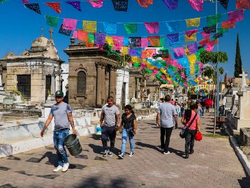 En pueblos y ciudades de todo el país, se realizan procesiones, concursos de altares, desfiles y visitas a los panteones, donde las familias comparten comida, música y recuerdos. EL INFORMADOR / ARCHIVO