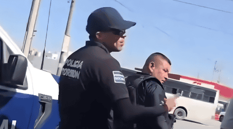 Usuarios de redes sociales han compartido este video para señalar que las instituciones mexicanas deberían capacitar mejor a sus elementos en el manejo de crisis de violencia de género. ESPECIAL / X