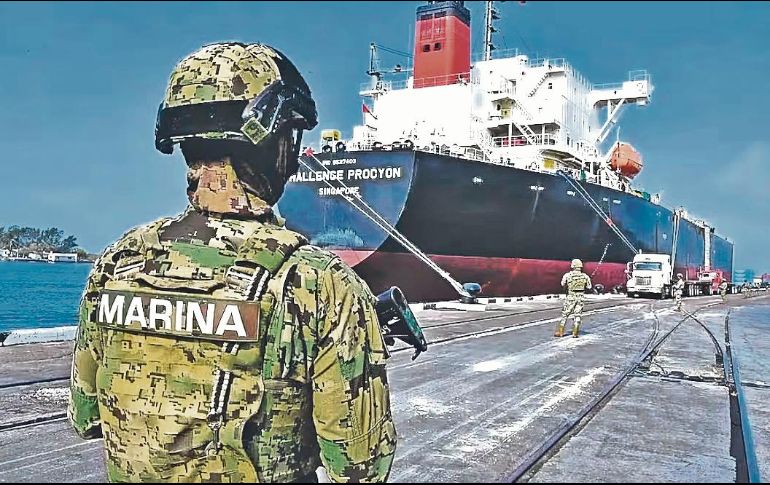 Elementos de la Marina inspeccionan una embarcación sospechosa de contrabando de combustible durante un operativo contra el huachicol fiscal. EL UNIVERSAL