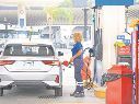 Un automovilista carga gasolina en una estación de servicio de Guadalajara, donde empresarios advierten que las nuevas disposiciones fiscales podrían complicar la distribución y agravar el desabasto de combustibles. EL INFORMADOR/ J. Acosta