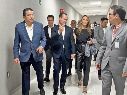 El presidente ejecutivo del Grupo Empresarial Ángeles, Olegario Vázquez Aldir, durante un recorrido por las instalaciones. ESPECIAL