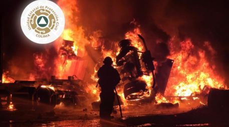 Este es el estado de la autopista a Colima tras el choque de dos tráileres durante la madrugada de este jueves. ESPECIAL / FACEBOOK Protección Civil Jalisco