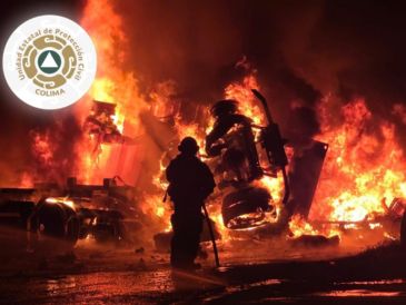 Este es el estado de la autopista a Colima tras el choque de dos tráileres durante la madrugada de este jueves. ESPECIAL / FACEBOOK Protección Civil Jalisco