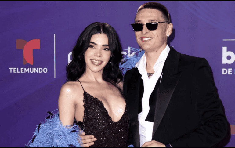 Así muestran su amor Kenia Os y Peso Pluma en los Latin Billboard. ESPECIAL / IG / @telemundo