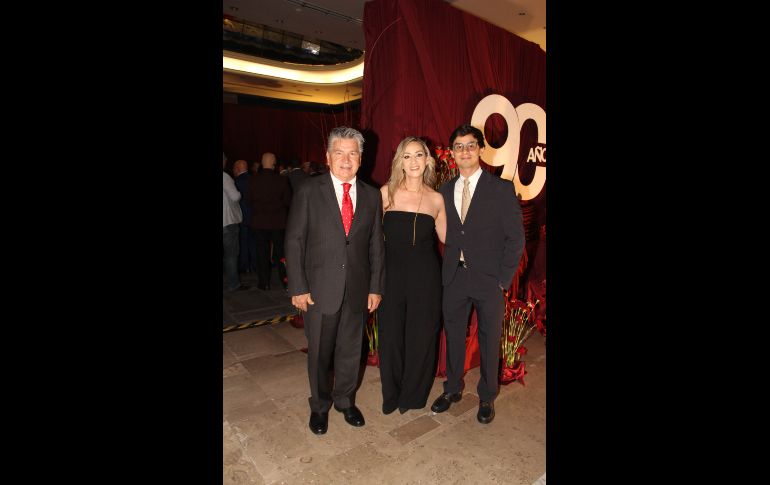 Eduardo Vidrio, Paulina Flores y José Eduardo Vidrio. GENTE BIEN JALISCO / 90 aniversario de Placencia Muebles