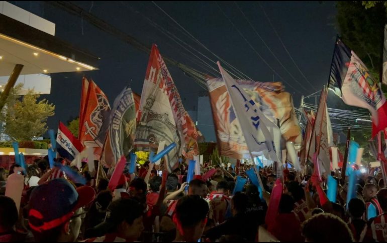 La pasión rojiblanca se hizo sentir la noche de este viernes, cuando cientos de aficionados de Chivas se dieron cita a las afueras del hotel de concentración del equipo para ofrecer la tradicional serenata previa al Clásico Tapatío. EL INFORMADOR / F. Ramírez