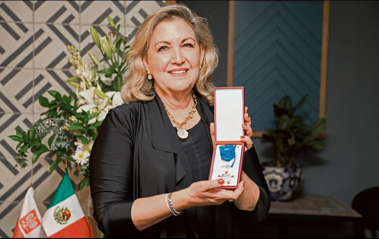 María Isabel Gómez Castellanos recibió, en nombre de su padre, el arquitecto José Manuel Gómez Vázquez Aldana, la Cruz de Caballero de la Orden del Mérito de la República de Polonia. EL INFORMADOR/ J. Acosta