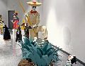 Visitantes pueden observar piezas de cartonería y calaveritas en la exposición del Día de Muertos en algunos museos. ESPECIAL