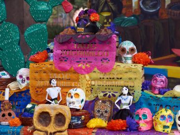 Los elementos del altar pueden ir desde alimentos hasta objetos personales de las personas recordadas. ESPECIAL / CANVA