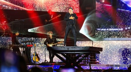Chayanne arrancó moviéndose en el escenario de arriba a abajo, lleno de energía, con algunos de sus éxitos más grandes. EL INFORMADOR/ J. Acosta