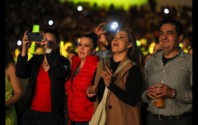 Chayanne arrancó moviéndose en el escenario de arriba a abajo, lleno de energía, con algunos de sus éxitos más grandes. EL INFORMADOR/ J. Acosta
