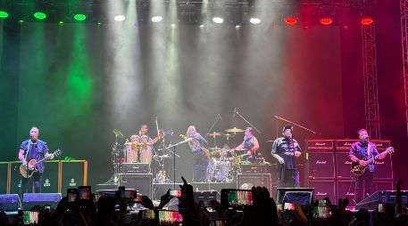 Micky Huidobro, Paco Ayala, Randy Ebright, Jay de la Cueva y Pato Machete subieron al escenario para desatar una descarga sonora que confirmó por qué Molotov sigue siendo una de las bandas más emblemáticas del rock latinoamericano. EL INFORMADOR/ H. Navarro