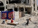 Un grupo de niños juega entre los escombros de la ciudad palestina, ajenos a la tensión entre Israel, Hamás y Estados Unidos. AFP