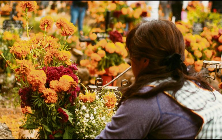 Velas y flores iluminan el lago de Pátzcuaro mientras las familias purépechas honran a sus difuntos en una tradición centenaria. ESPECIAL