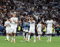 Los jugadores del Real Madrid celebran la victoria contra el Barcelona. EFE/C. Moya