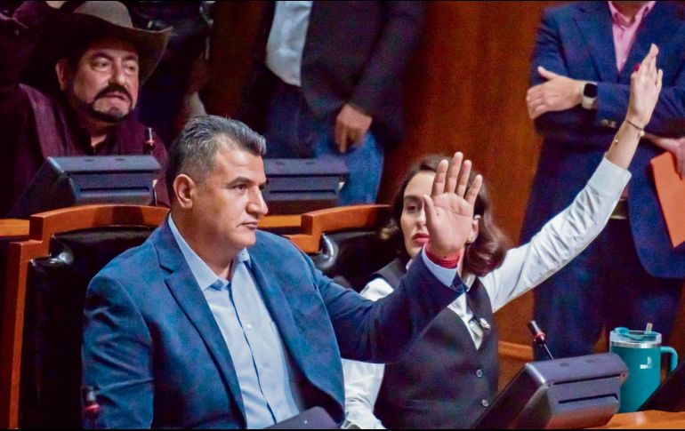 Miguel de la Rosa, coordinador de Morena, durante su intervención respaldando la aprobación de la reforma judicial estatal. ESPECIAL