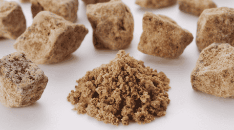 La verdadera clave para cuidar la salud no está solo en sustituir el azúcar blanca, sino en reducir la cantidad total de azúcares añadidos en la dieta diaria. CANVA