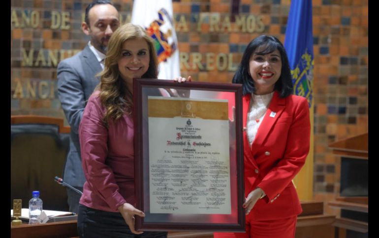 Con presencia de las principales autoridades universitarias, entre ellas, la rectora general Karla Planter, el Congreso realizó la ceremonia en el pleno y acompañados de autoridades estatales. EL INFORMADOR/ A. Navarro