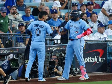 Blue Jays firmaron un triunfo que les asegura cerrar la Serie Mundial en Toronto. EFE/ A. DINNER.