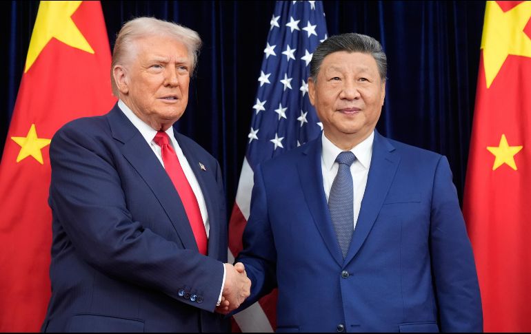 El presidente de Estados Unidos, Donald Trump estrecha la mano de Xi Jinping antes de su reunión en Busan, Corea del Sur. AP/M. Schiefelbein
