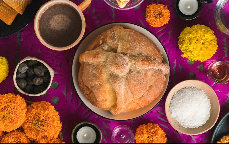 La ofrenda se pone en fechas distintas para los niños, para los adultos fallecidos de manera natural o por accidente, y para las mascotas. Unsplash