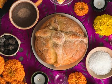 La ofrenda se pone en fechas distintas para los niños, para los adultos fallecidos de manera natural o por accidente, y para las mascotas. Unsplash