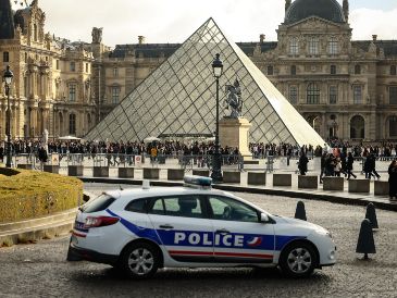 El valor material de las joyas fue estimado por el Louvre en unos 88 millones de euros, mientras que el patrimonial e histórico es inestimable, según los expertos. AP/T. Padilla