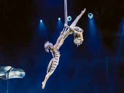 Ernesto Lea Place (izquierda) alza el vuelo en el espectáculo “OVO”. CORTESÍA