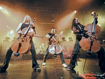 Apocalyptica: Eicca Toppinen, Paavo Lötjönen y Perttu Kivilaakso durante una presentación en el escenario del Teatro Nokia. AFP/B. Bedder